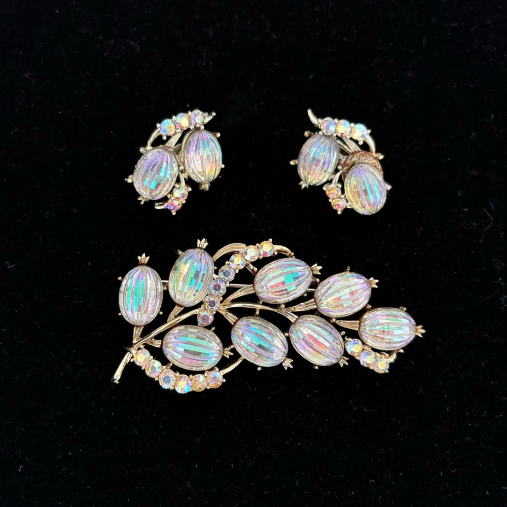 Vintage Collectible CORO Ribbed Melon AB Gold Tone Brooch and Earrings Set